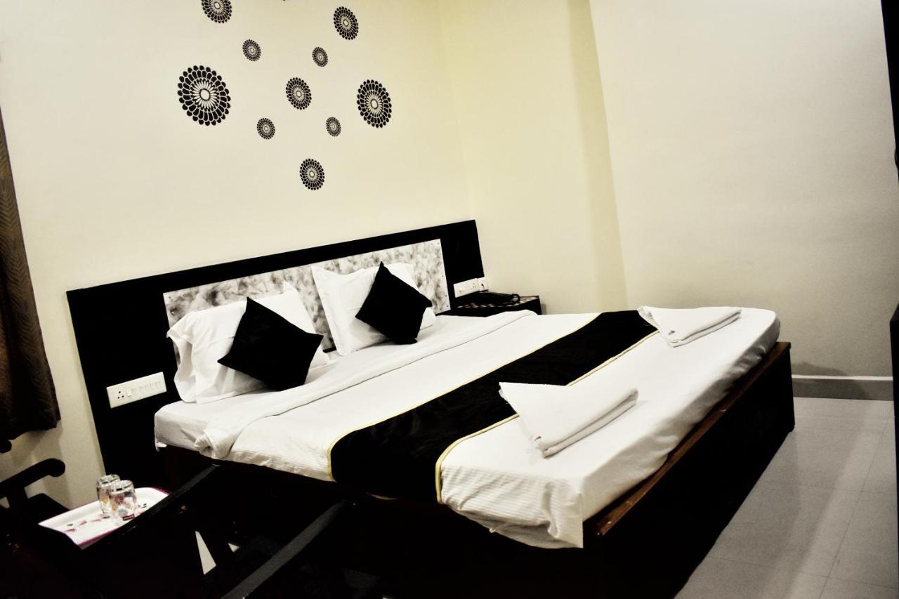 Skyotel Hotels & Banquets 비자야와다 외부 사진